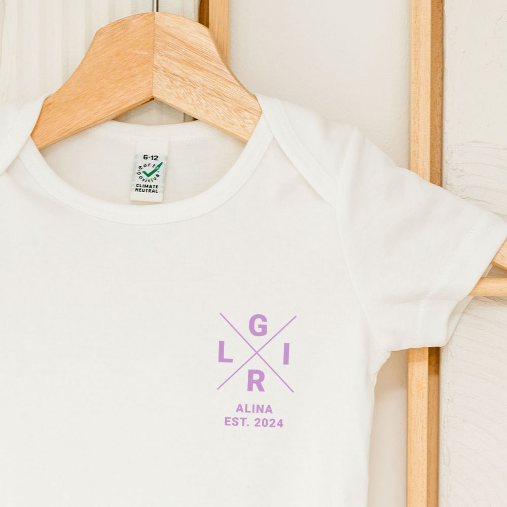 Personalisierbarer Baby Body mit Name und Jahreszahl