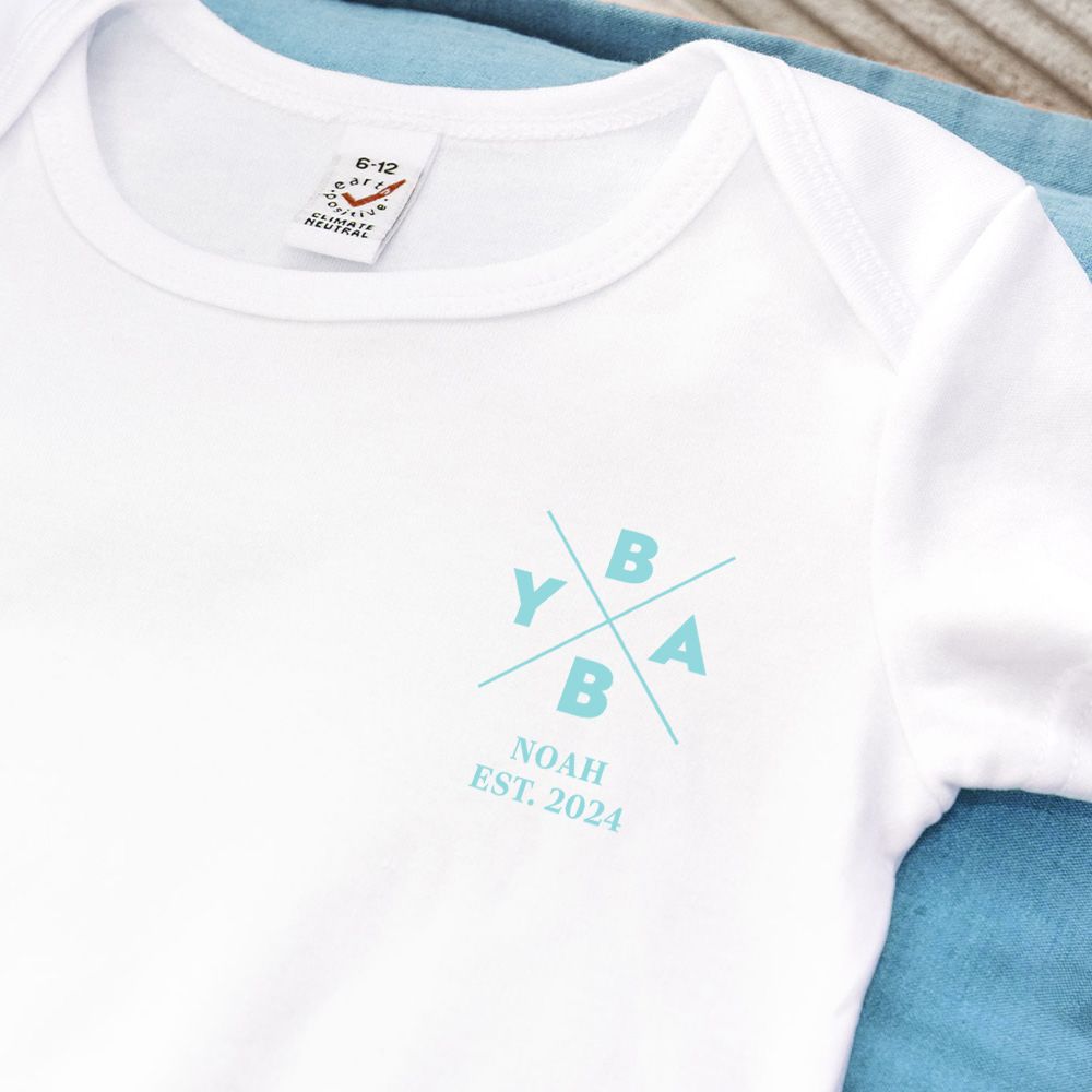 Personalisierbarer Baby Body mit Name und Jahreszahl